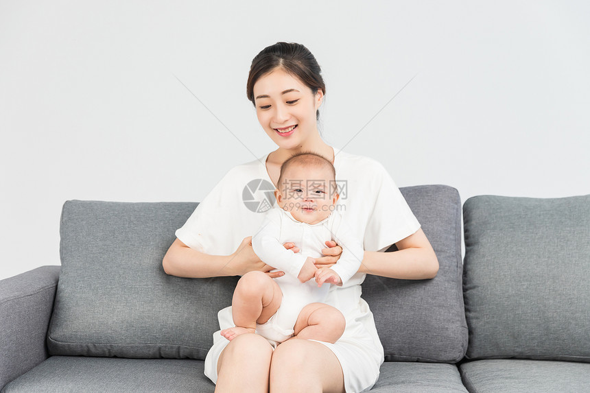 母婴沙发上妈妈抱着宝宝图片