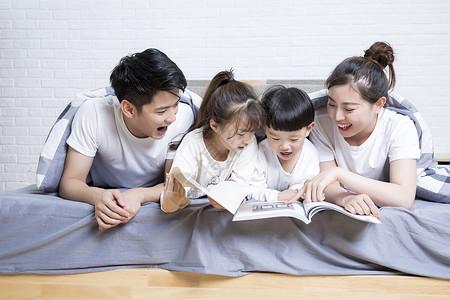 一家人一起看书背景图片