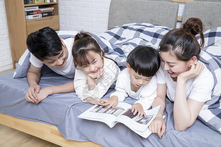 一家人一起看书图片