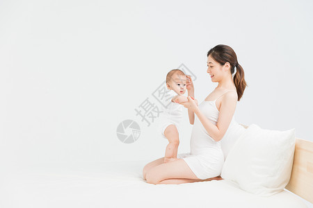 母婴床上妈妈教宝宝站立图片