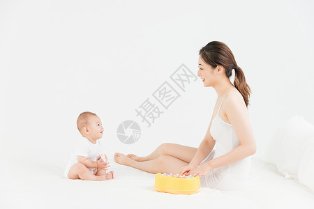 婴儿游戏素材母婴床上妈妈陪伴宝宝背景