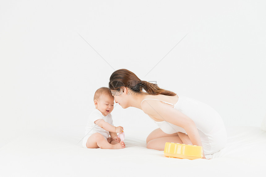 母婴床上妈妈陪伴宝宝图片