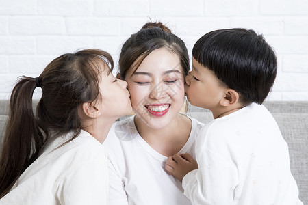 女儿亲吻着妈妈家庭亲吻妈妈背景