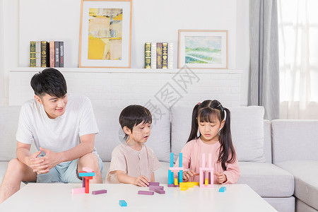 家庭生活陪伴孩子玩耍图片