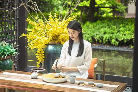 品质茶具美女使用茶刷清洁茶具背景