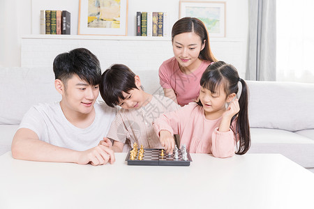 父母陪孩子下棋高清图片