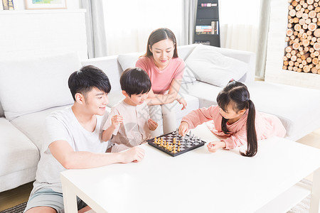 父母陪孩子下棋高清图片