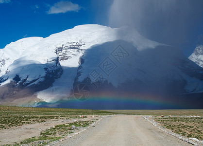 慕士塔格峰彩虹下雨雪山背景