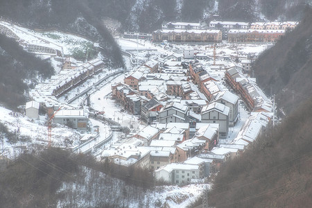 神农架国际滑雪场冬季的冰雪覆盖的小乡村背景