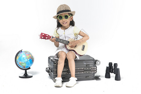 快乐童享女孩带着吉他准备周游世界背景