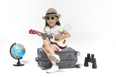 快乐童享艺术字女孩带着吉他准备周游世界背景