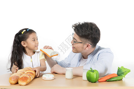 爸爸和女儿吃早餐图片