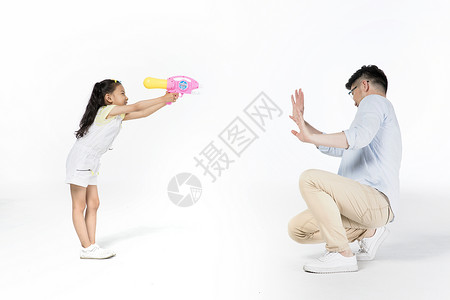 亲子互动游戏女儿和爸爸一起玩水枪背景