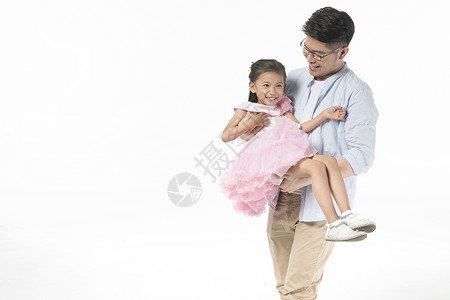 温暖的怀抱爸爸抱着女儿背景