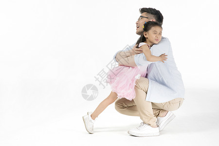 爸爸和女儿拥抱图片