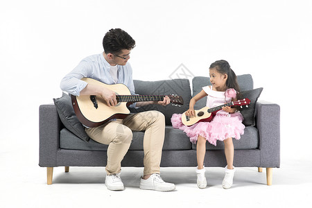 天赋的爸爸和女儿一起弹吉他背景