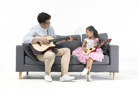 天赋的爸爸和女儿一起弹吉他背景