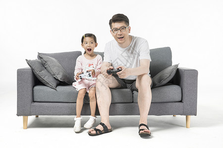 爸爸和女儿一起打游戏机图片