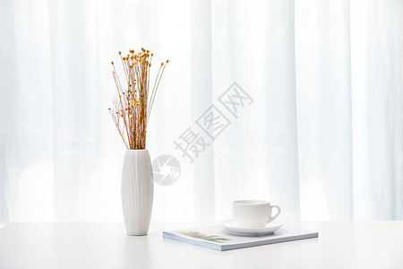白色简约吊牌桌上的花与咖啡背景
