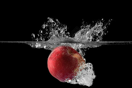 水洗菜掉落水中的苹果背景