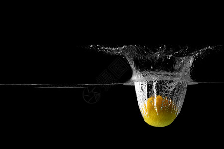 食物掉落水中柠檬在水中溅起的水花背景