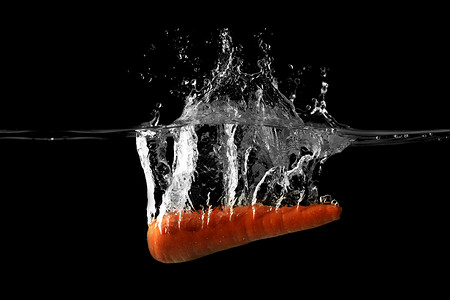 水泼溅一个掉落水中的胡萝卜背景
