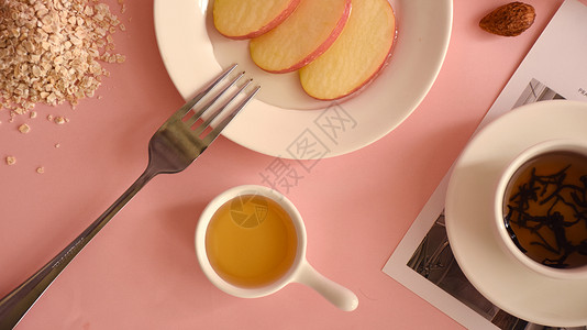 白壳坚果用苹果制作的水果早餐背景