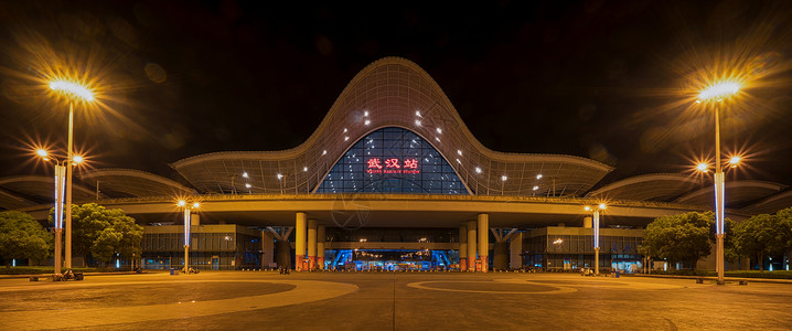 火车站夜幕夜幕下的武汉高铁站背景