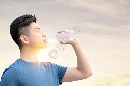 夏天汗水喝水的男性设计图片
