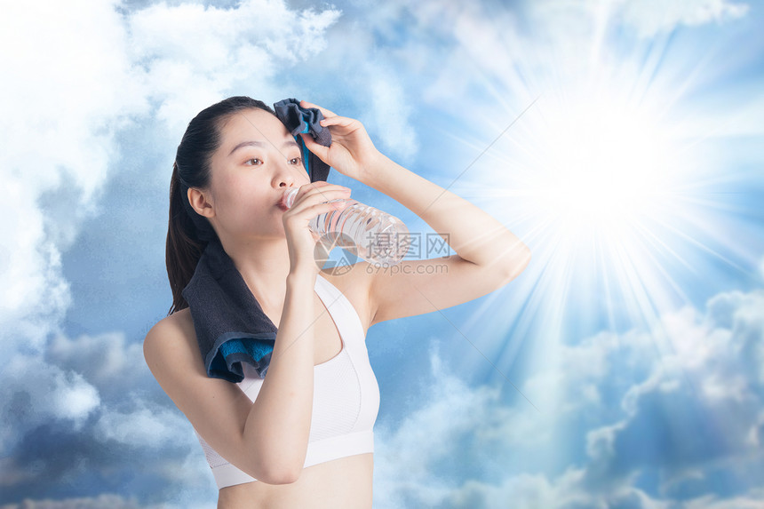 夏天女人喝水图片