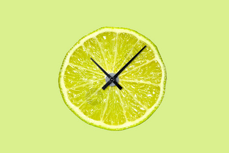 掉落水中的青柠檬水果时钟设计图片