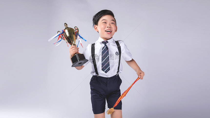 男孩子获得奖杯奖牌图片