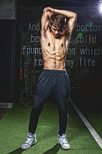 健身房强壮男性拉伸活动图片