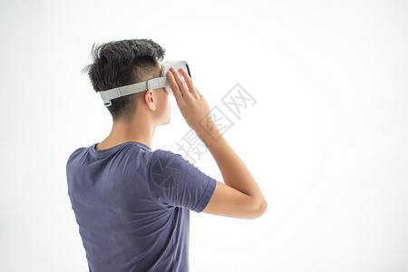 未来移动智能光幕前戴VR眼镜的男生背景