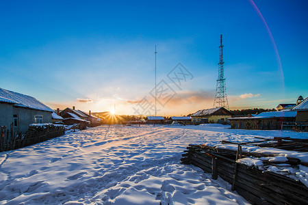村庄道路北极村冬天的日落背景