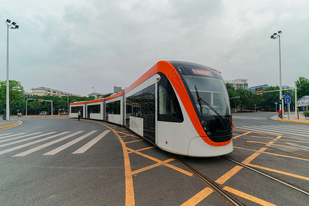 高效交通武汉光谷行驶中的现代化的电车背景
