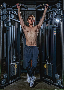 健身房男性引体向上运动图片