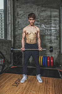 健身房强壮男性杠铃运动图片
