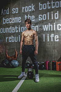 健身房强壮男性肌肉展示背景图片