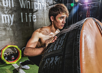强大海报健身房强壮男性推轮胎运动背景