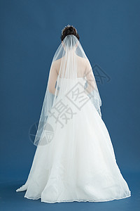新娘穿白色婚纱的背影背景图片