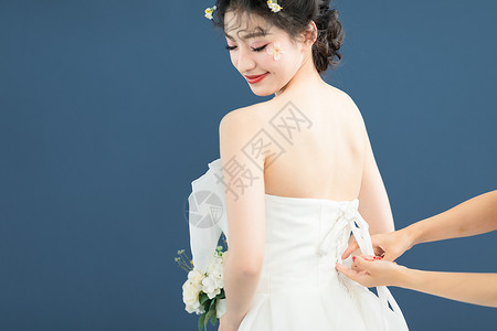帮新娘调整婚纱礼服背景图片