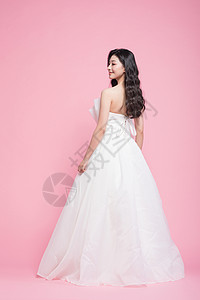 甜美女性穿白色婚纱背景图片