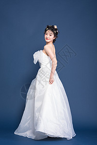 穿白色婚纱的甜美女生背景图片