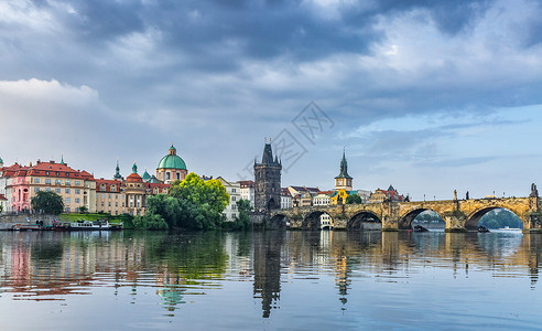 中世纪桥捷克布拉格著名旅游景点查理大桥背景