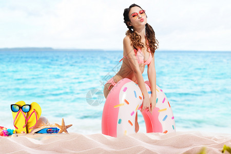穿着蓝色碎花裙的海边夏日少女海边度假比基尼美女设计图片