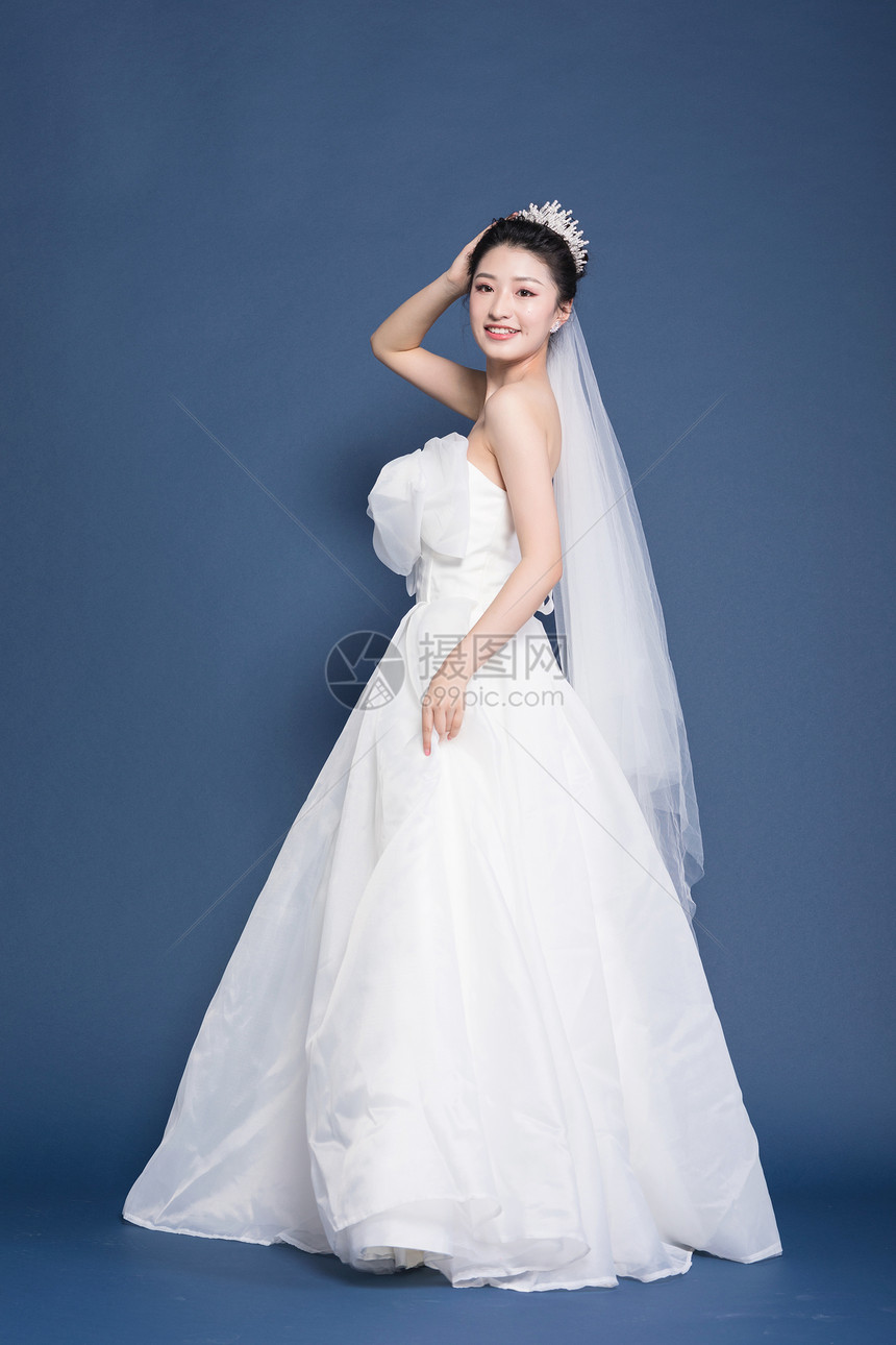 穿婚纱的幸福新娘图片