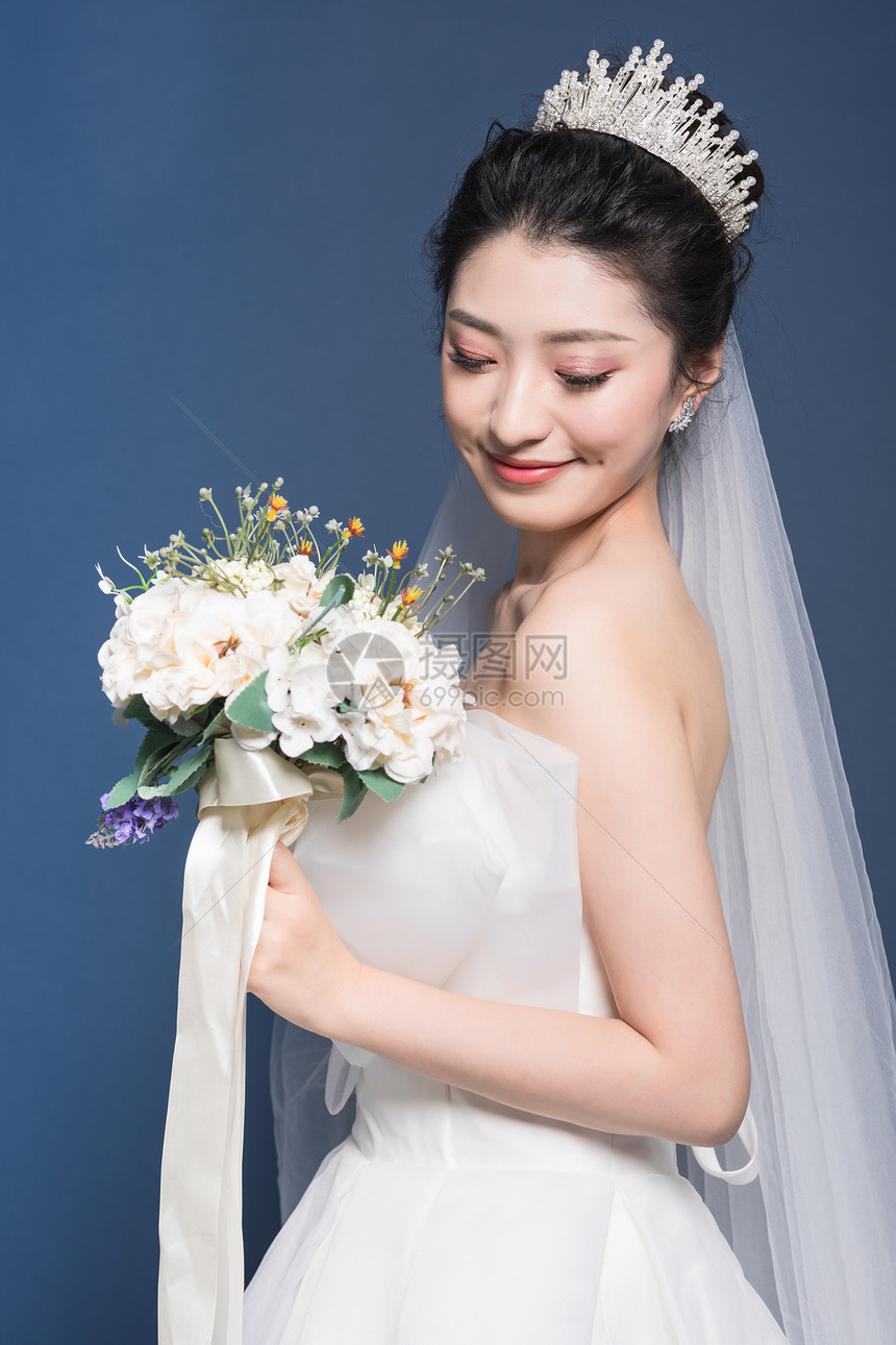 新娘穿婚纱拿手捧花图片