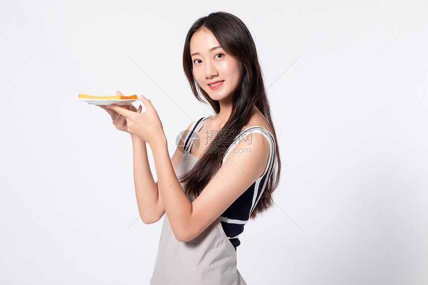 年轻女性烹饪做饭图片