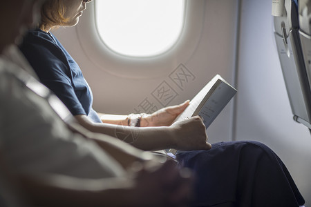 旅行航班在飞机上阅读背景